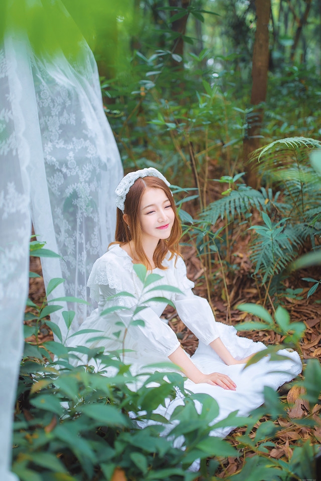 梦境森林内的纯真可爱精灵蕾丝长裙梦幻写真