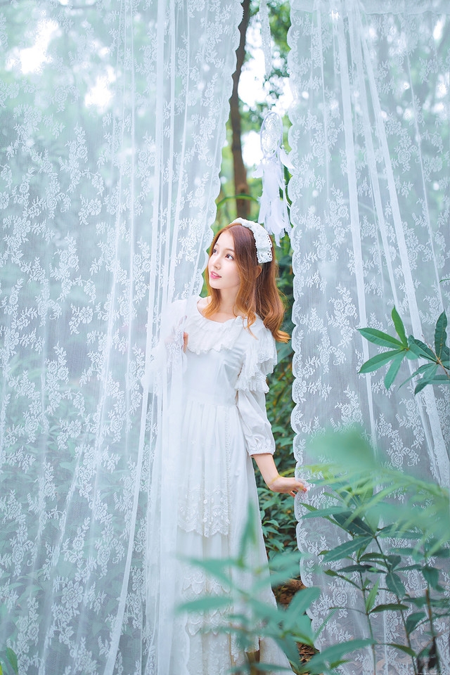 梦境森林内的纯真可爱精灵蕾丝长裙梦幻写真