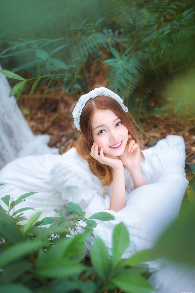 梦境森林内的纯真可爱精灵蕾丝长裙梦幻写真