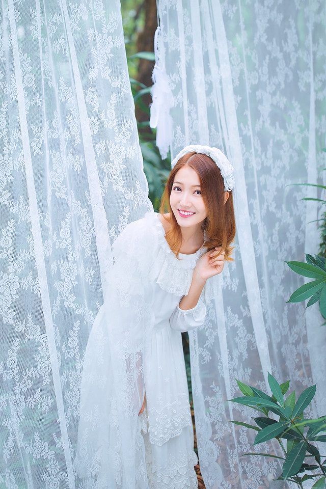 梦境森林内的纯真可爱精灵蕾丝长裙梦幻写真