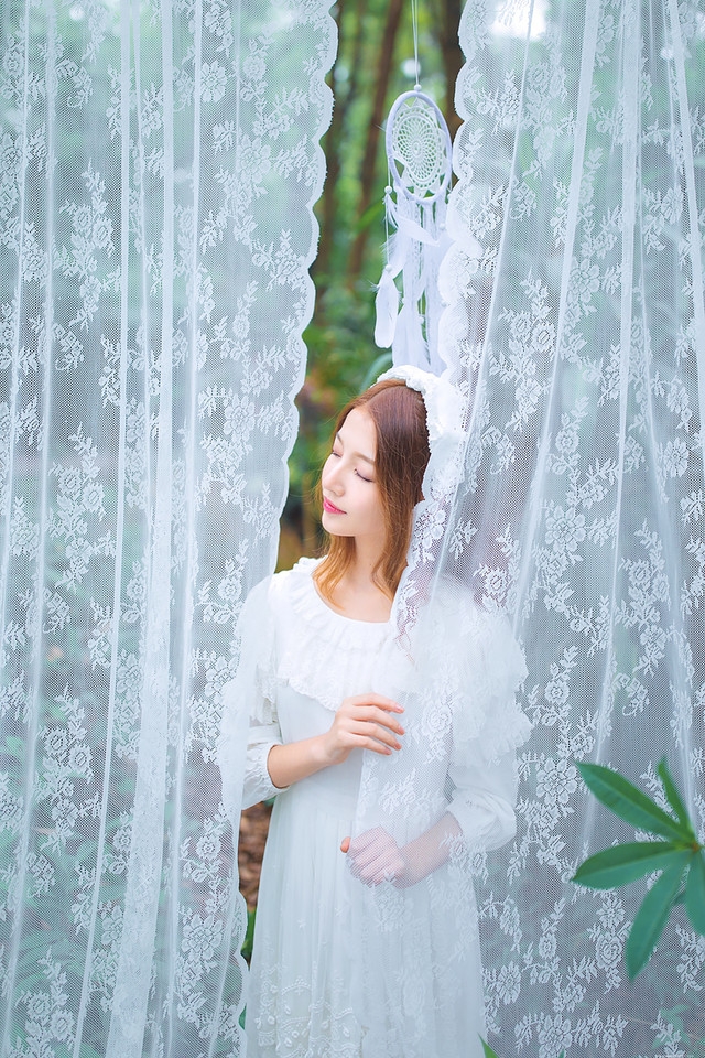 梦境森林内的纯真可爱精灵蕾丝长裙梦幻写真