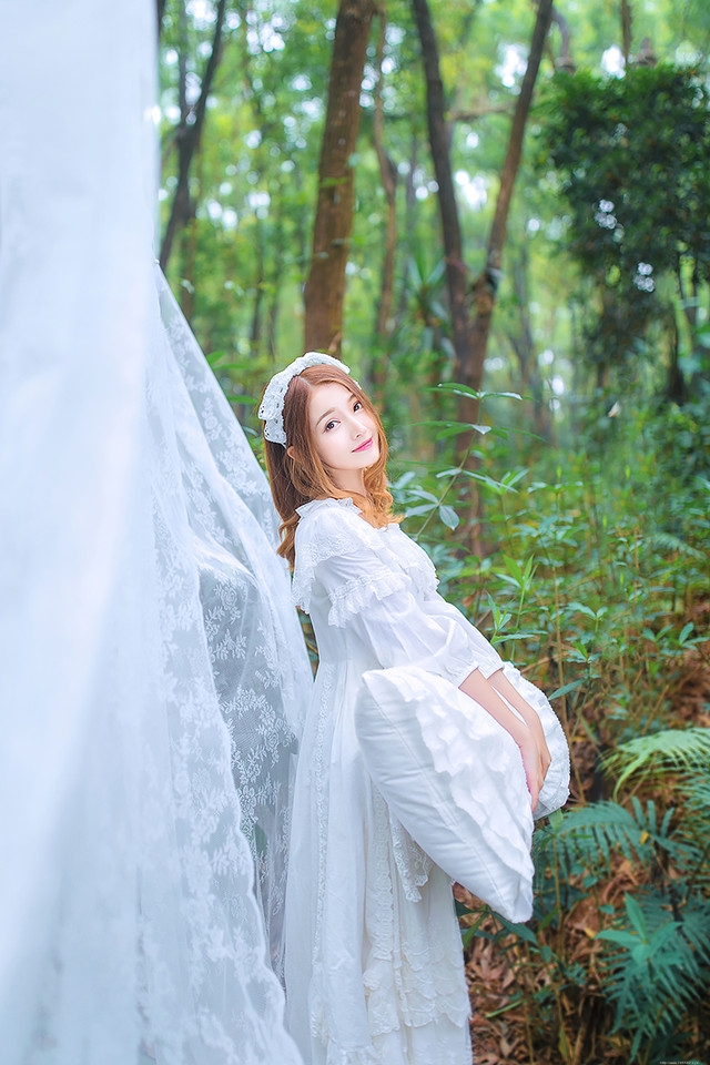 梦境森林内的纯真可爱精灵蕾丝长裙梦幻写真