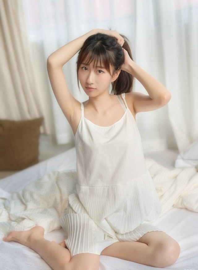 清纯朦胧美少女闺房甜美迷人睡衣温馨写真