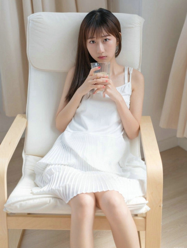 清纯朦胧美少女闺房甜美迷人睡衣温馨写真