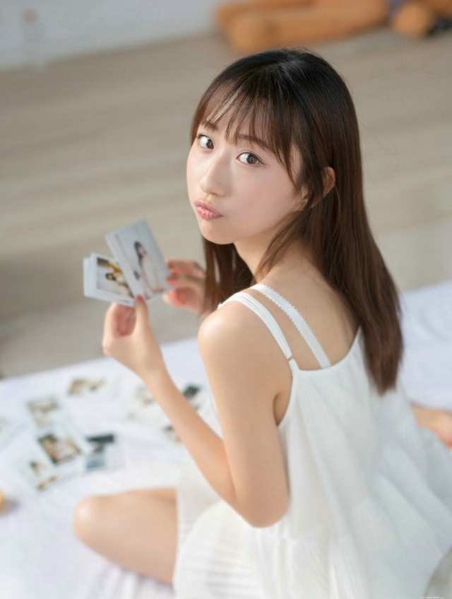 清纯朦胧美少女闺房甜美迷人睡衣温馨写真