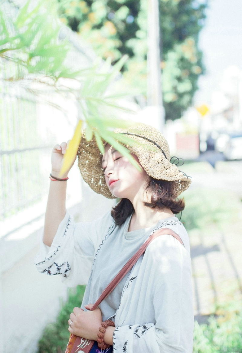 阳光下的明媚少女白皙笑容耀眼