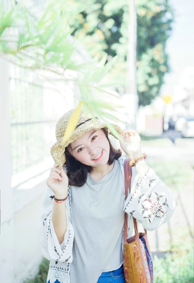 阳光下的明媚少女白皙笑容耀眼