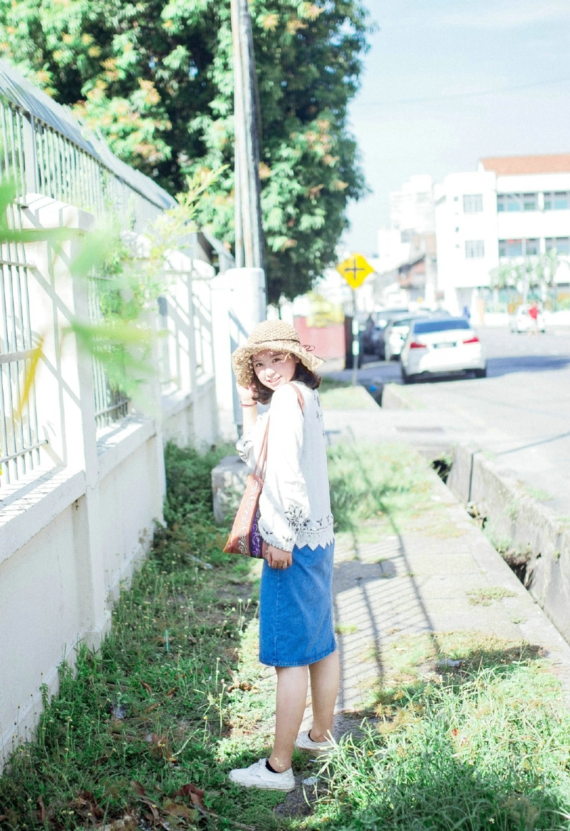 阳光下的明媚少女白皙笑容耀眼