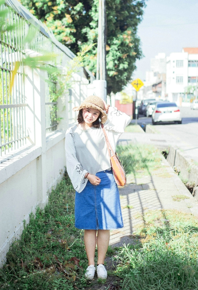 阳光下的明媚少女白皙笑容耀眼