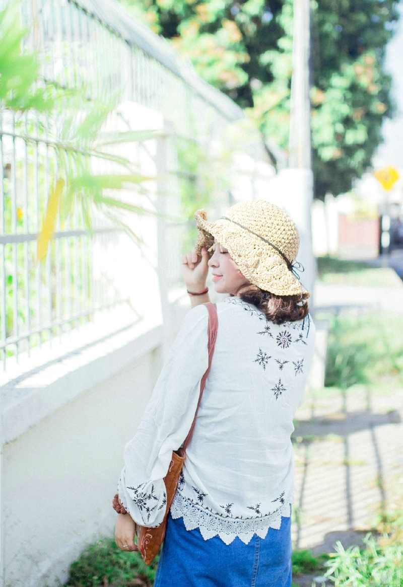 阳光下的明媚少女白皙笑容耀眼