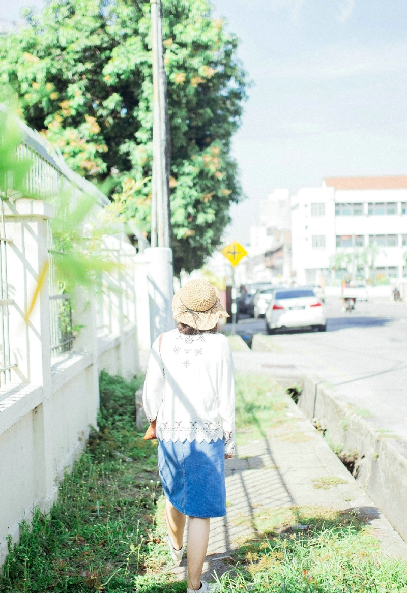 阳光下的明媚少女白皙笑容耀眼