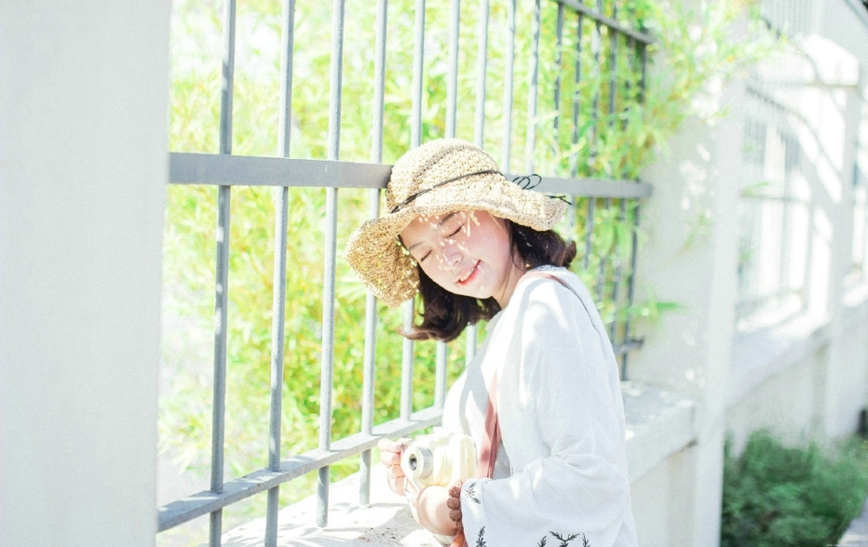 阳光下的明媚少女白皙笑容耀眼