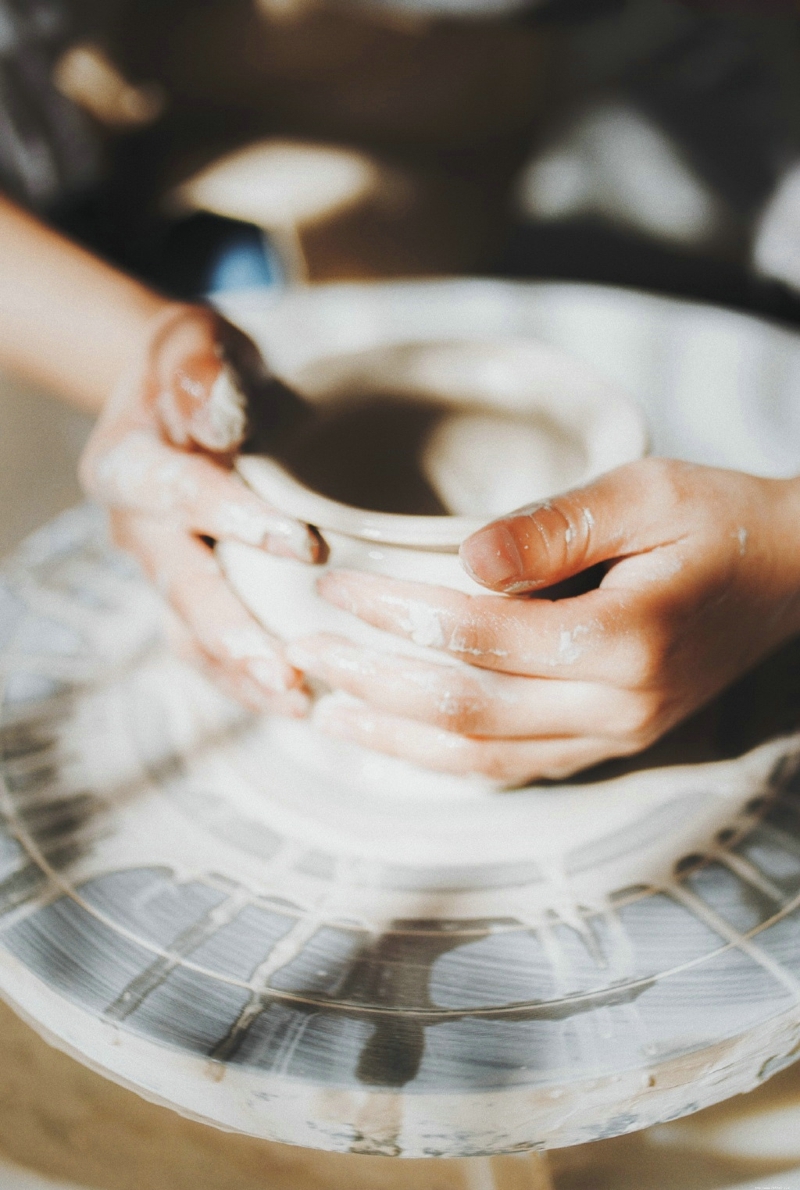 光影中的捏土少女温暖漂亮脸蛋