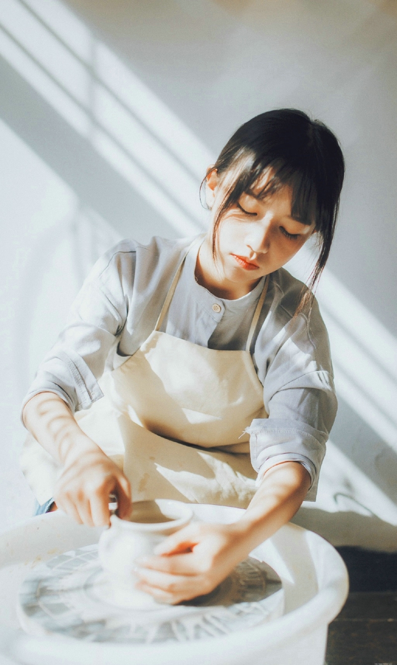 光影中的捏土少女温暖漂亮脸蛋