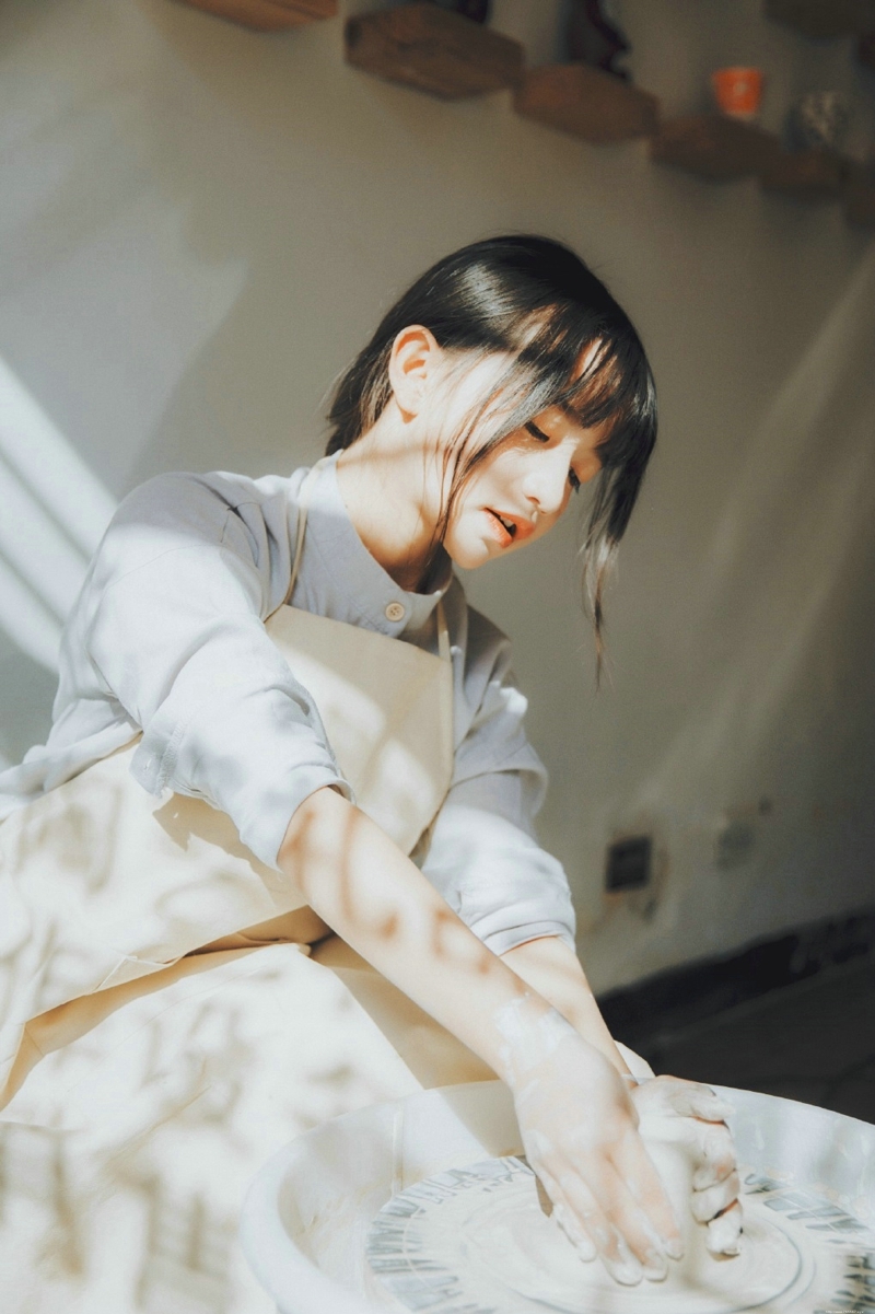 光影中的捏土少女温暖漂亮脸蛋