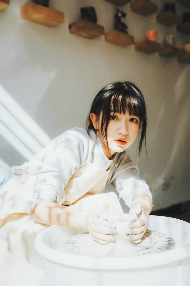 光影中的捏土少女温暖漂亮脸蛋