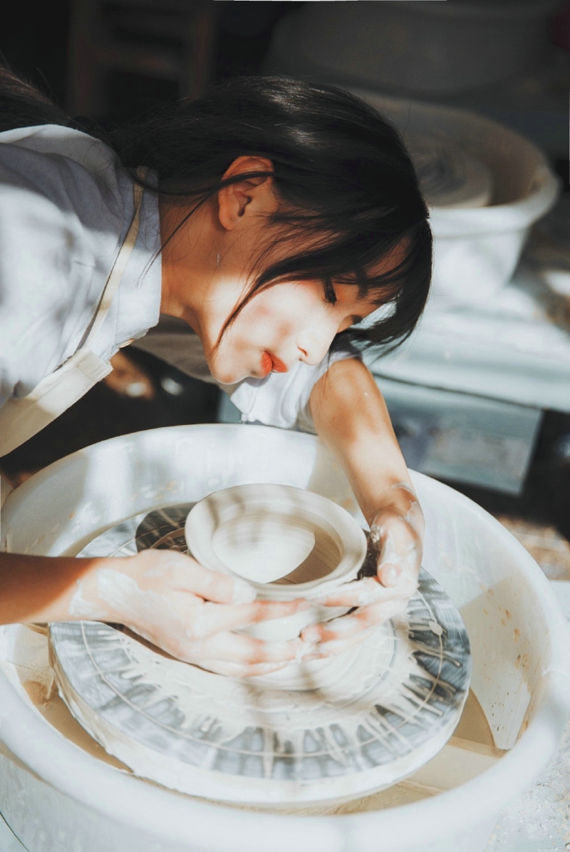 光影中的捏土少女温暖漂亮脸蛋