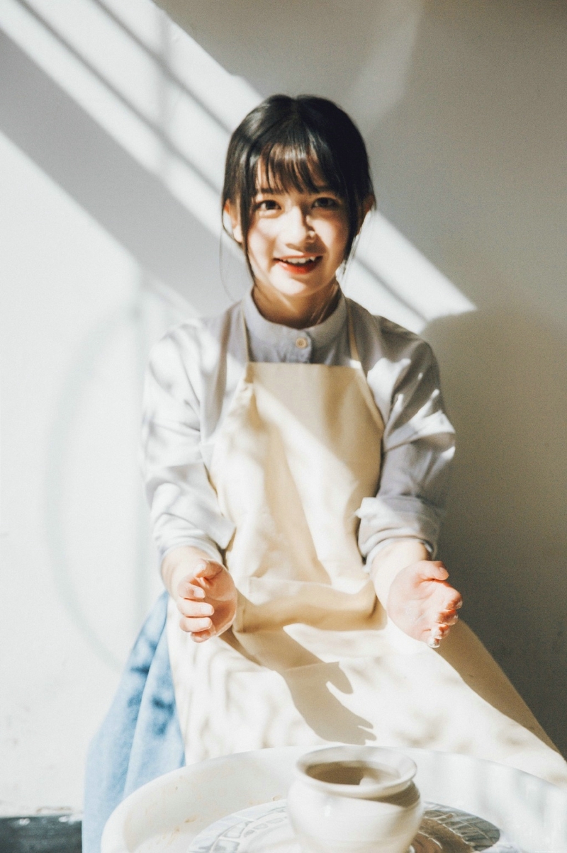 光影中的捏土少女温暖漂亮脸蛋