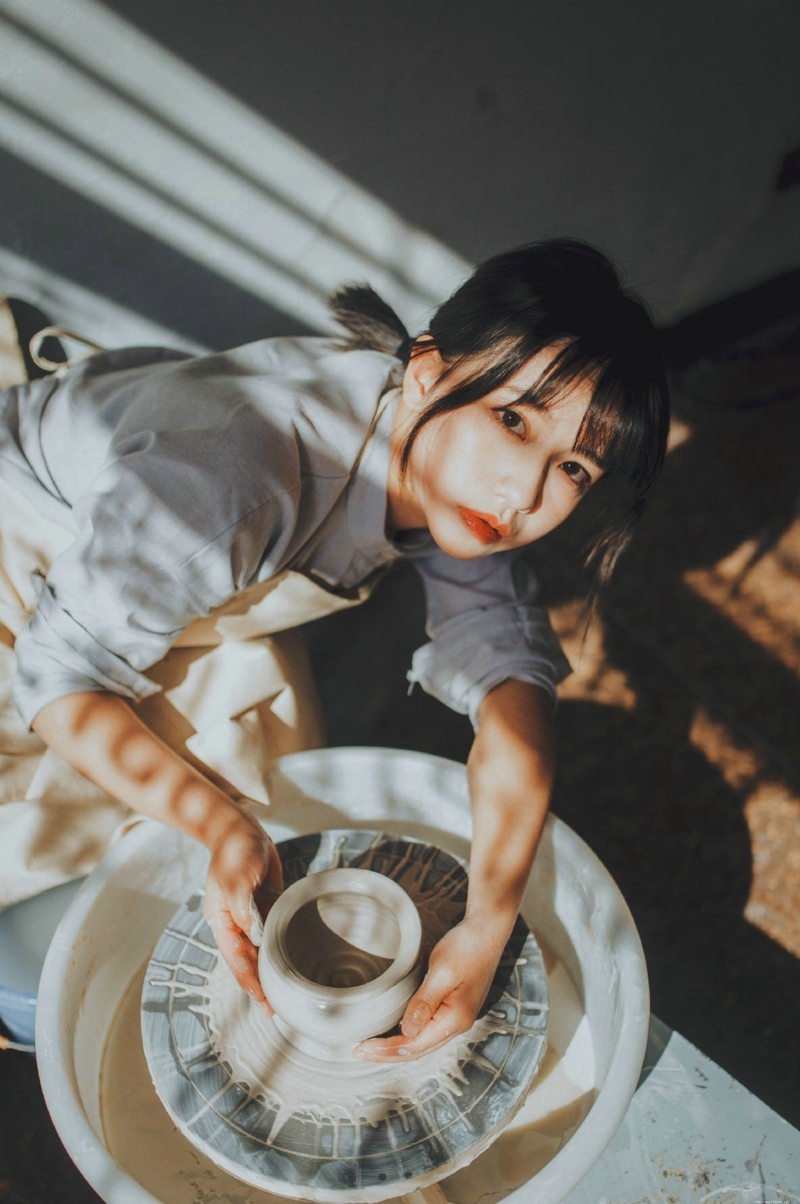 光影中的捏土少女温暖漂亮脸蛋