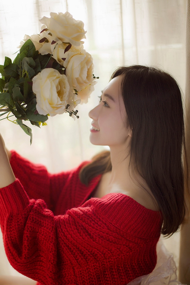 朦胧私房梦幻头纱下的裸肩毛衣美女迷倒众人