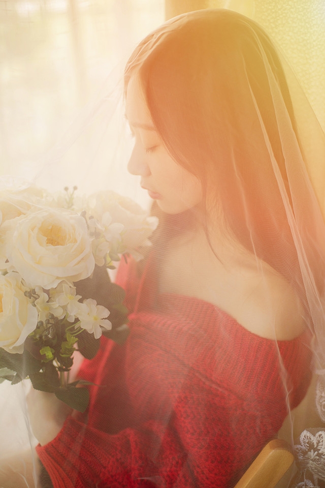 朦胧私房梦幻头纱下的裸肩毛衣美女迷倒众人