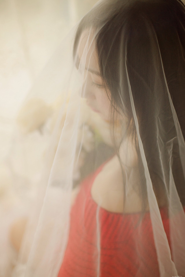 朦胧私房梦幻头纱下的裸肩毛衣美女迷倒众人