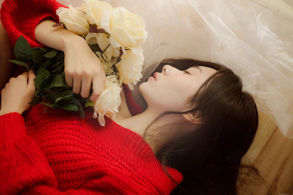 朦胧私房梦幻头纱下的裸肩毛衣美女迷倒众人