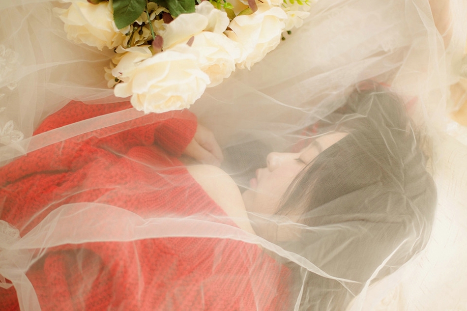 朦胧私房梦幻头纱下的裸肩毛衣美女迷倒众人