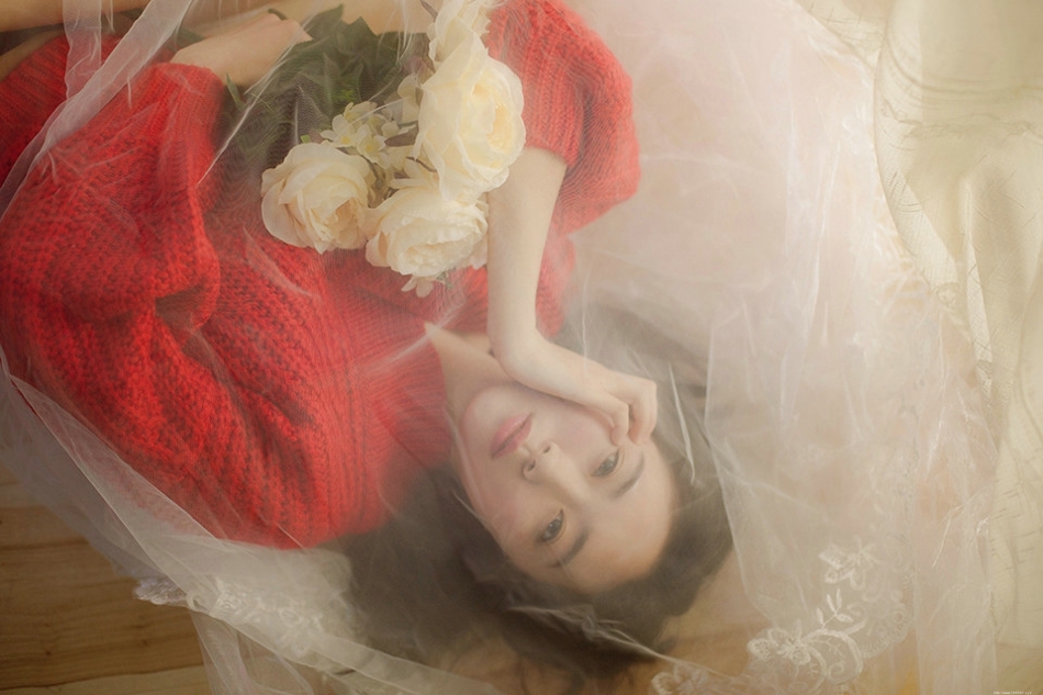 朦胧私房梦幻头纱下的裸肩毛衣美女迷倒众人