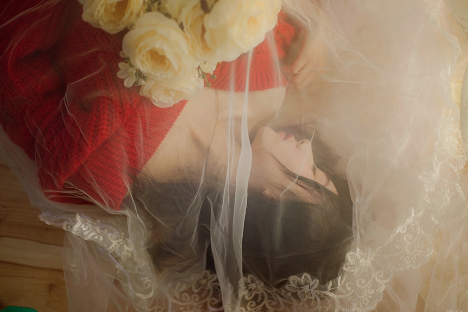 朦胧私房梦幻头纱下的裸肩毛衣美女迷倒众人