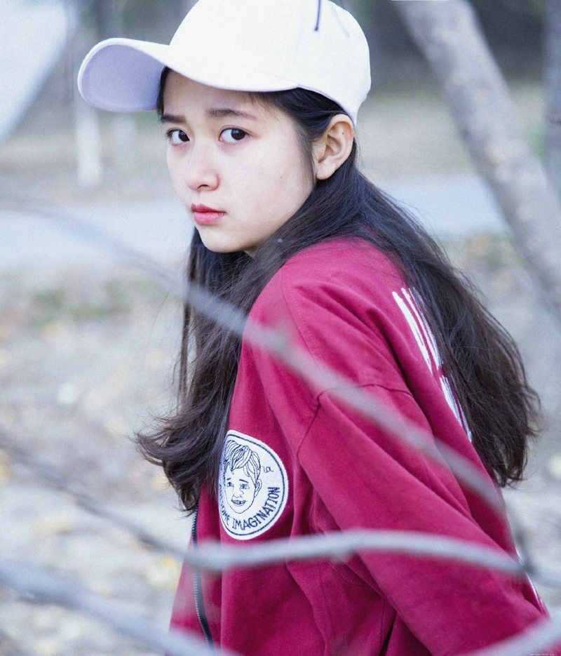 秋天落叶下的氧气棒球帽少女可爱清纯写真