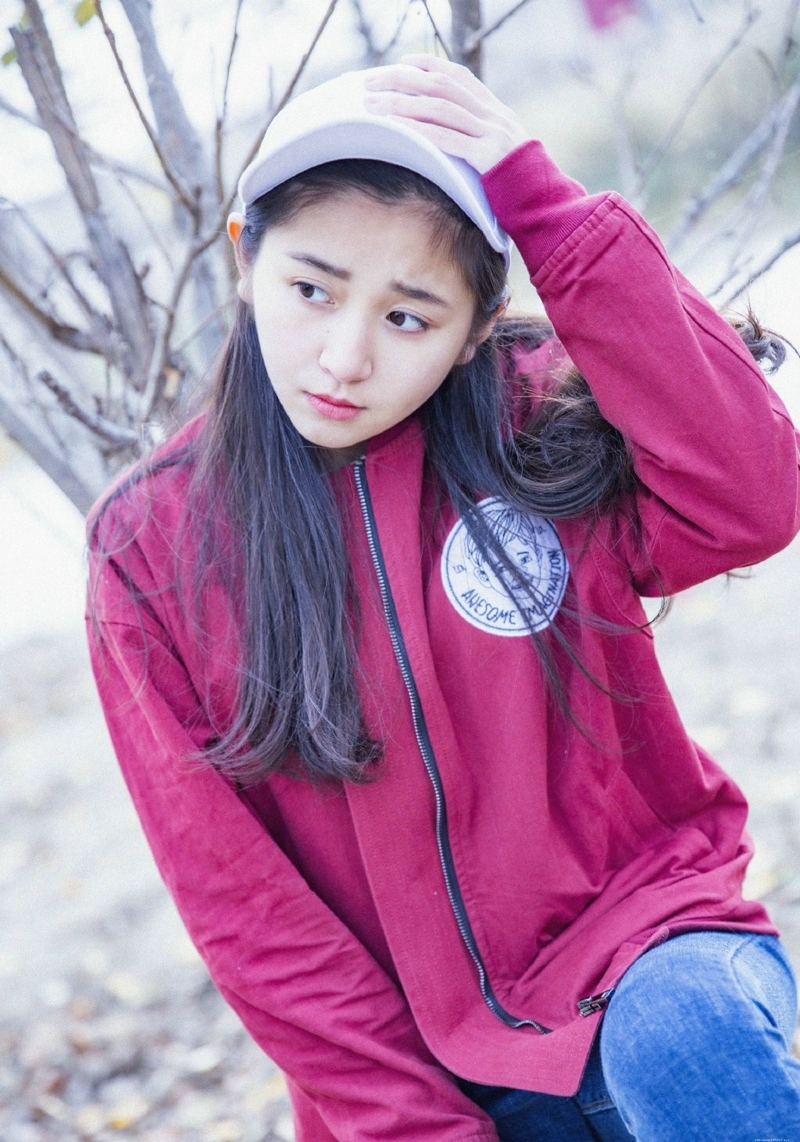 秋天落叶下的氧气棒球帽少女可爱清纯写真