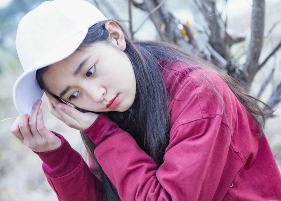 秋天落叶下的氧气棒球帽少女可爱清纯写真