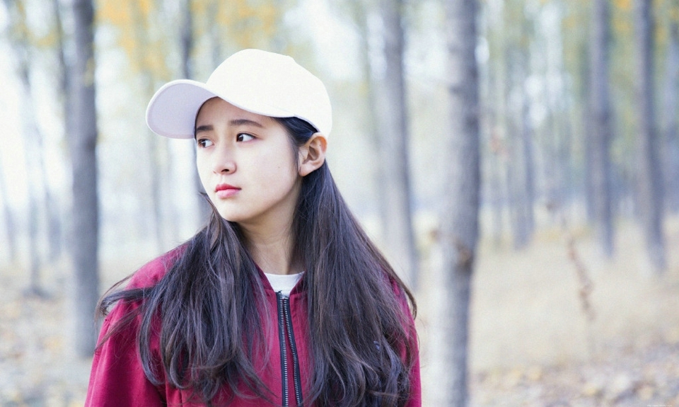 秋天落叶下的氧气棒球帽少女可爱清纯写真