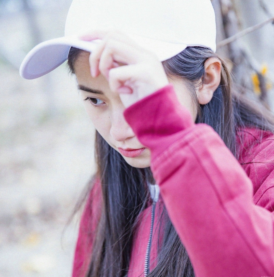 秋天落叶下的氧气棒球帽少女可爱清纯写真