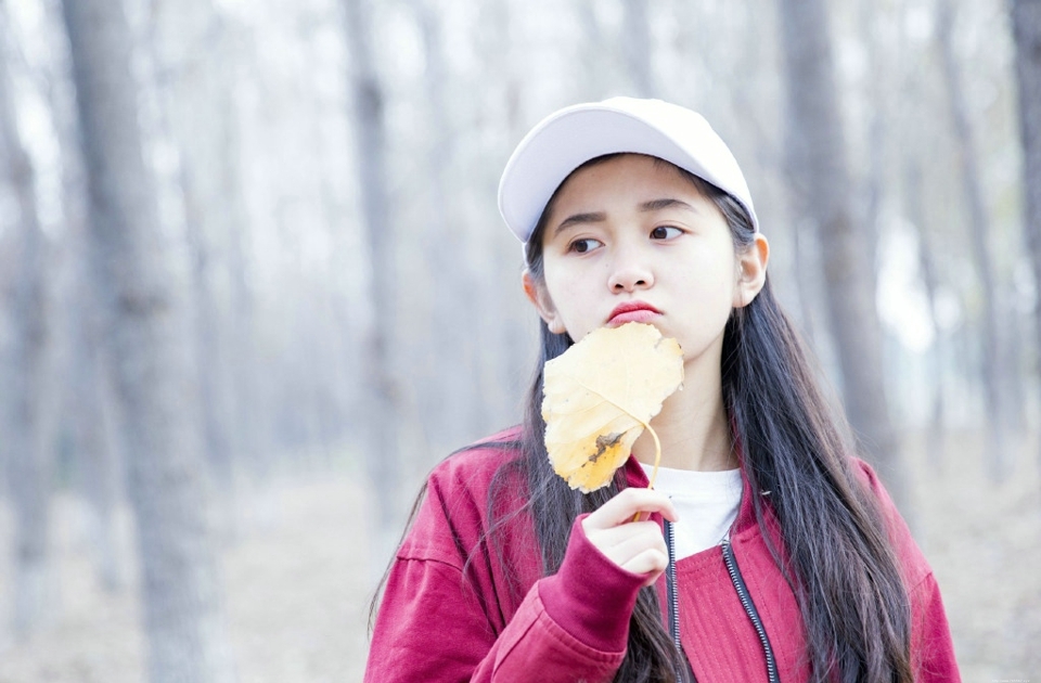 秋天落叶下的氧气棒球帽少女可爱清纯写真