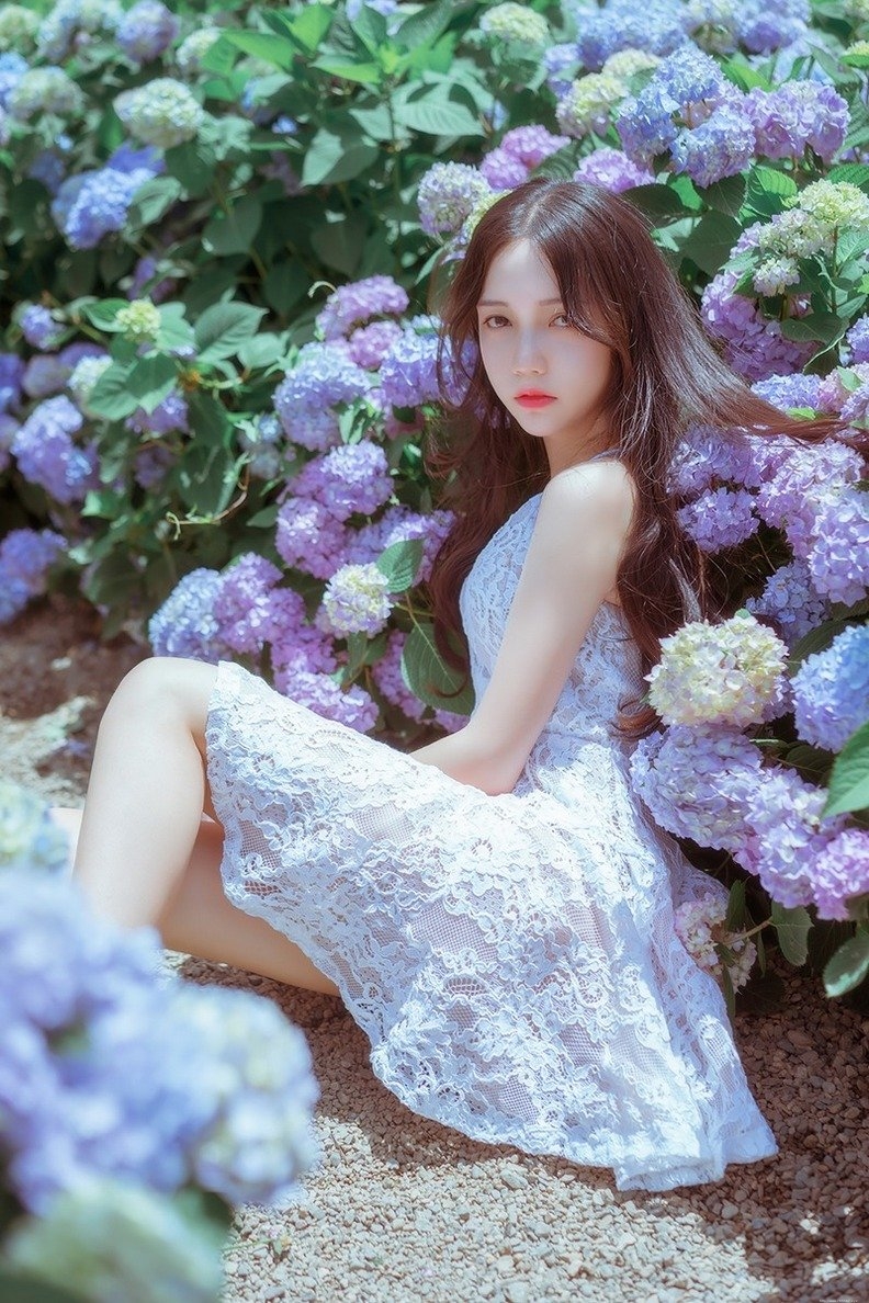 花海里睡美人清新脱俗迷人唯美写真