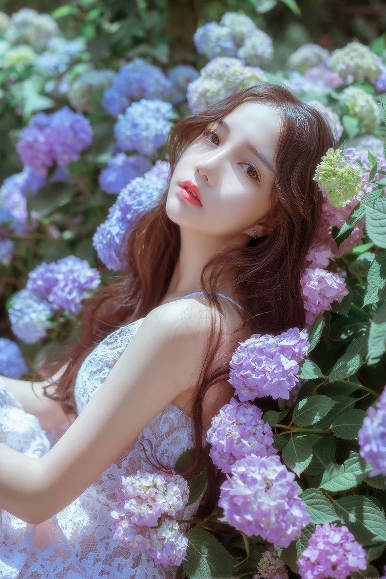 花海里睡美人清新脱俗迷人唯美写真