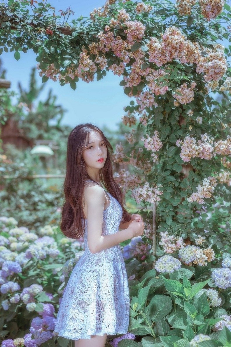 花海里睡美人清新脱俗迷人唯美写真