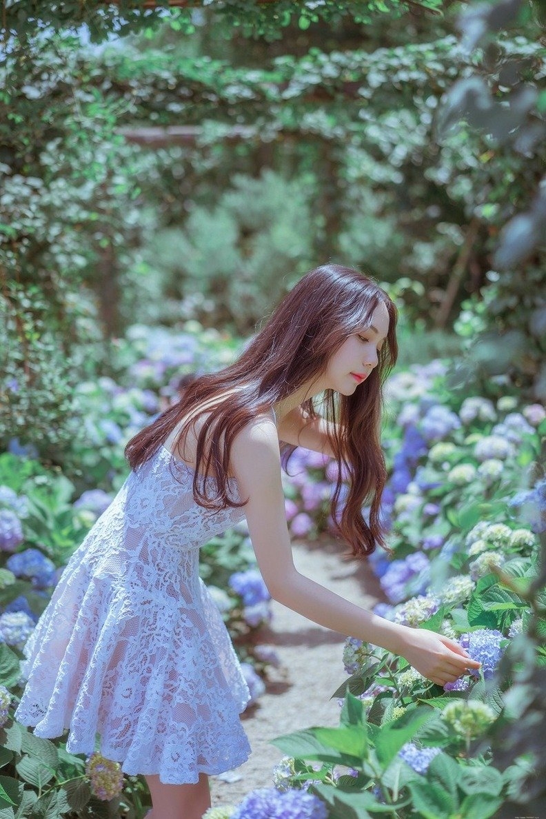 花海里睡美人清新脱俗迷人唯美写真