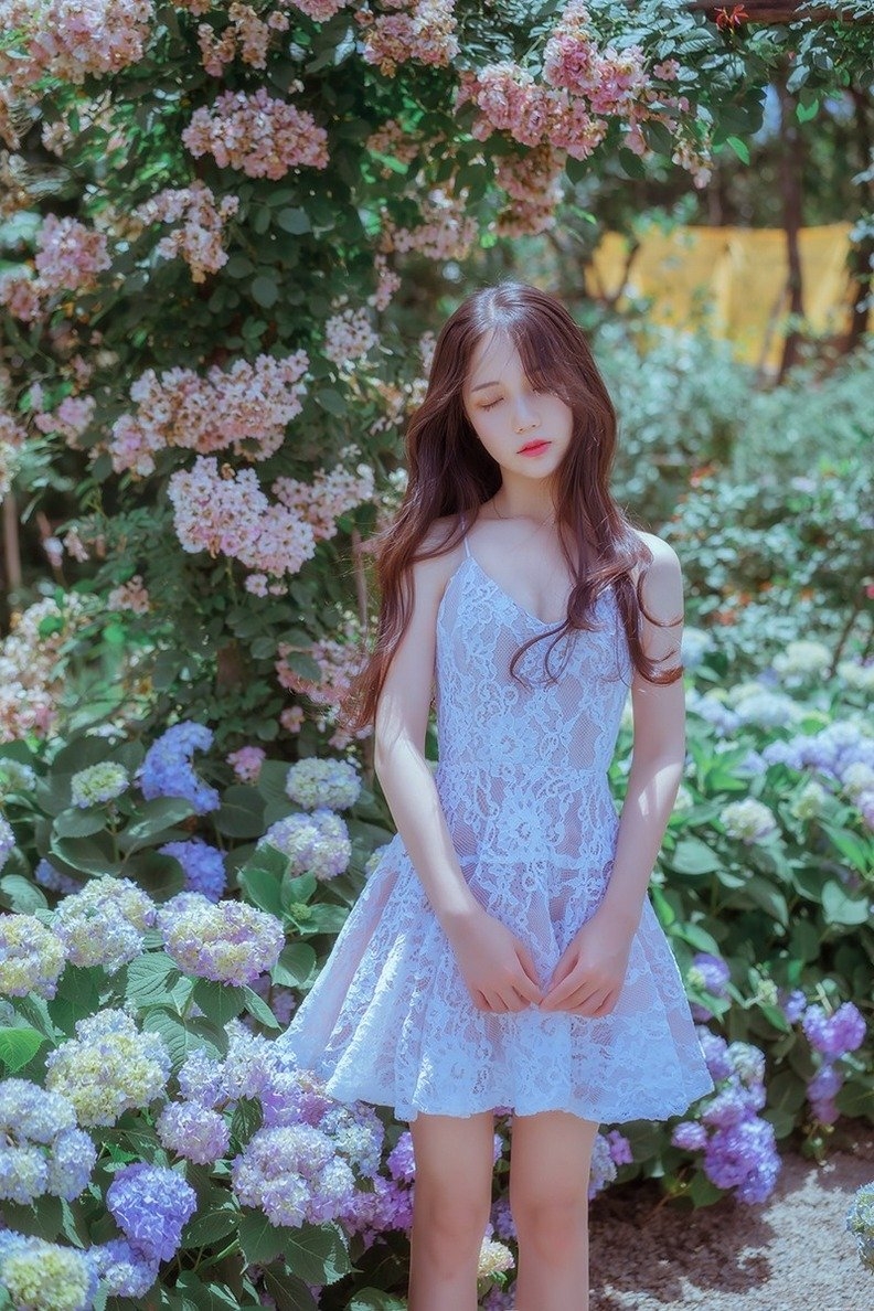 花海里睡美人清新脱俗迷人唯美写真