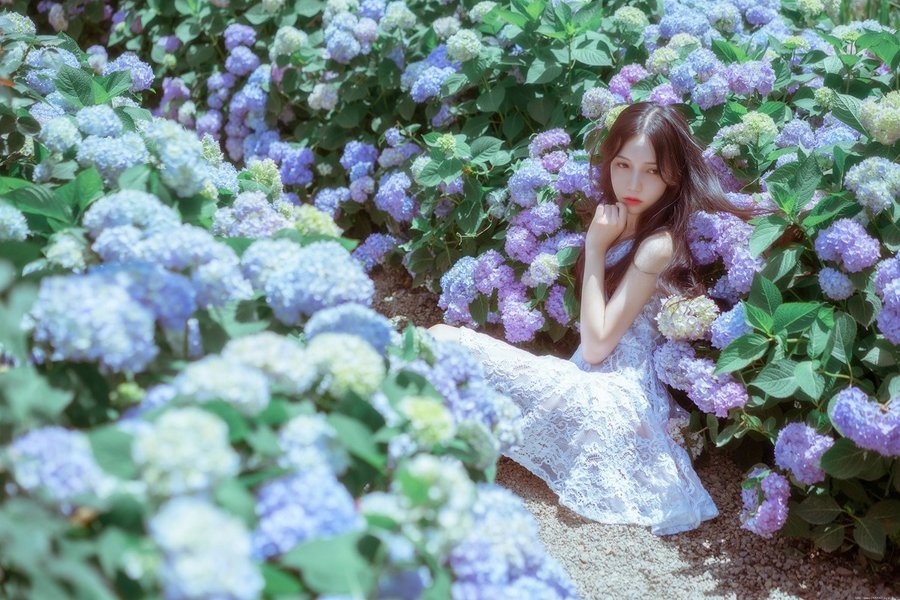 花海里睡美人清新脱俗迷人唯美写真