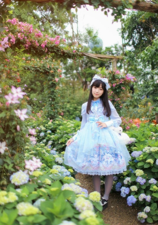 花园清新洛丽塔服少女粉嫩甜美阳光照人