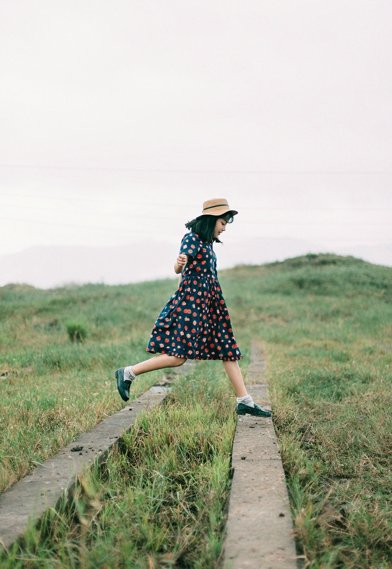 清新户外娃娃裙可爱少女大眼灵动