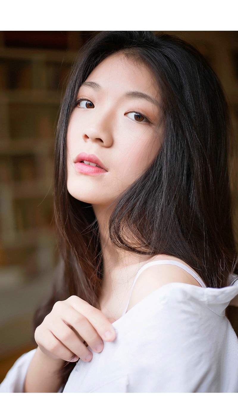 咖啡馆内的白衬衫气质女神养眼写真