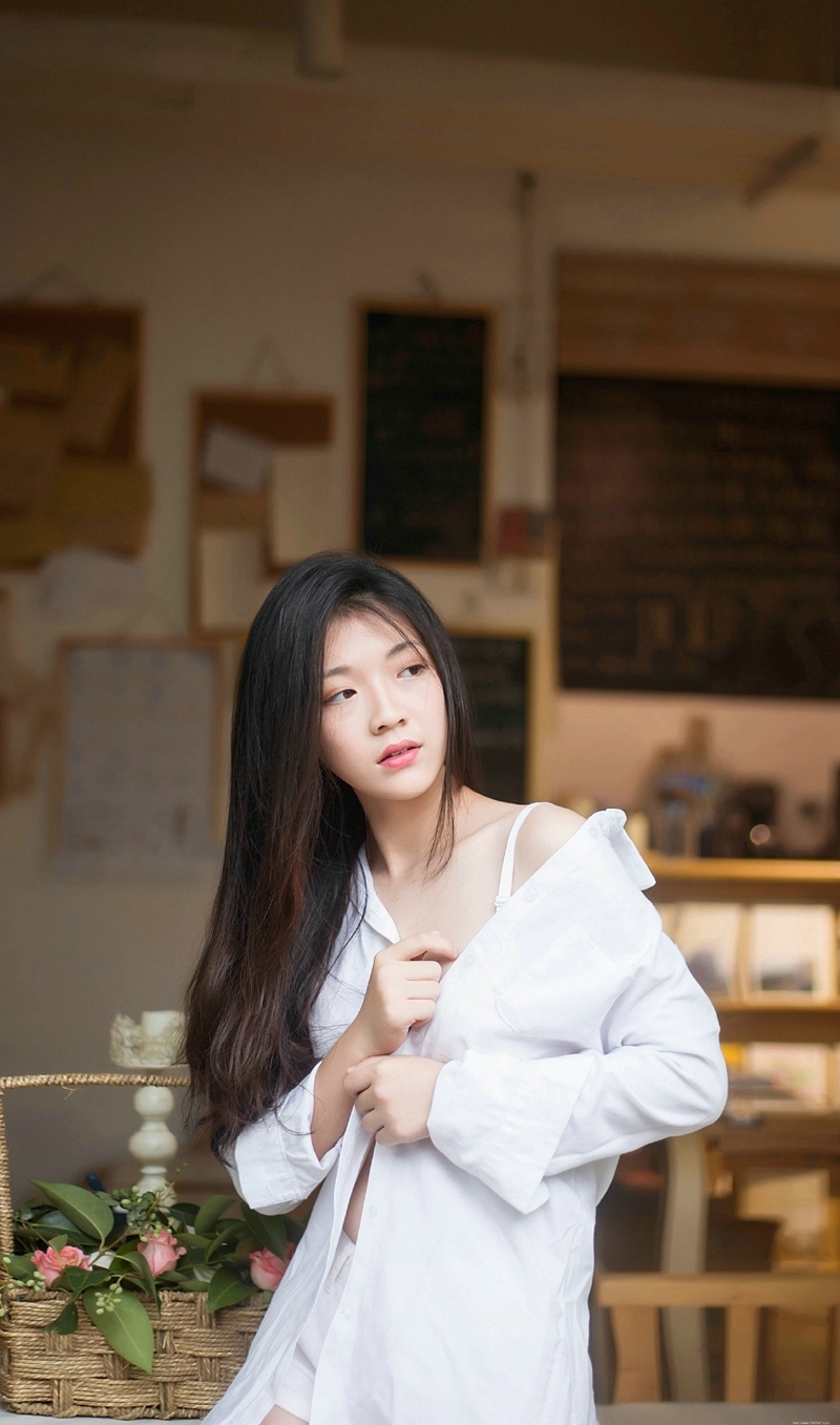 咖啡馆内的白衬衫气质女神养眼写真