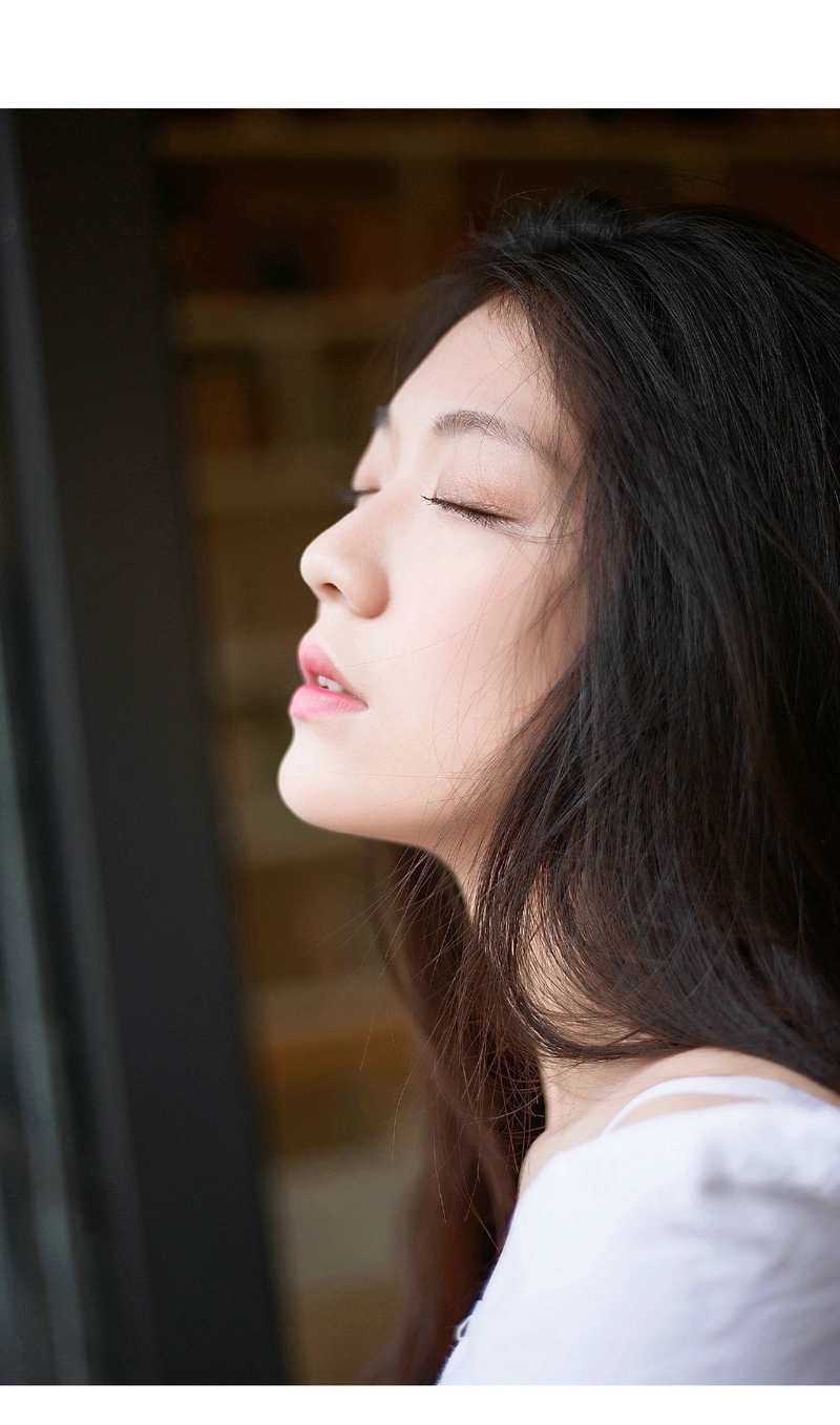 咖啡馆内的白衬衫气质女神养眼写真