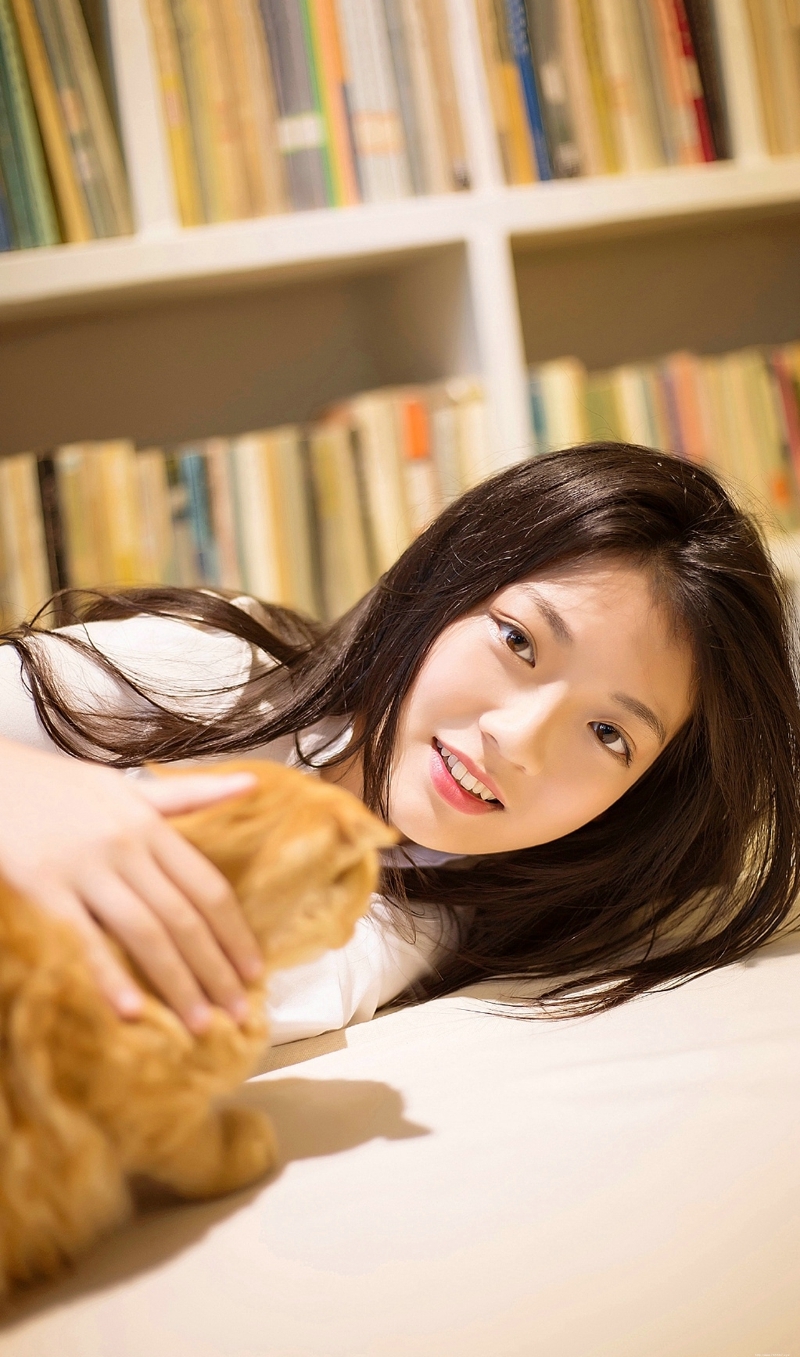 咖啡馆内的白衬衫气质女神养眼写真