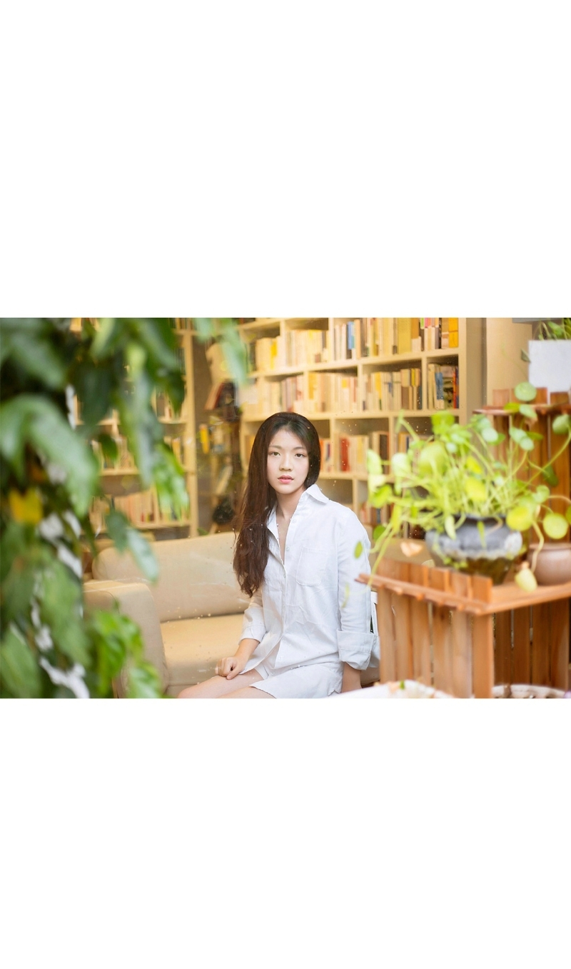 咖啡馆内的白衬衫气质女神养眼写真