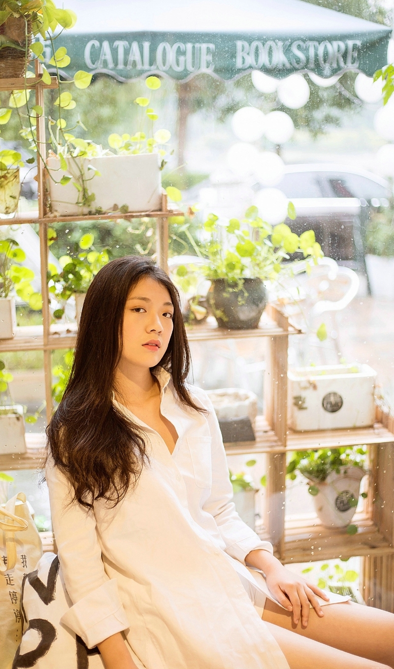 咖啡馆内的白衬衫气质女神养眼写真